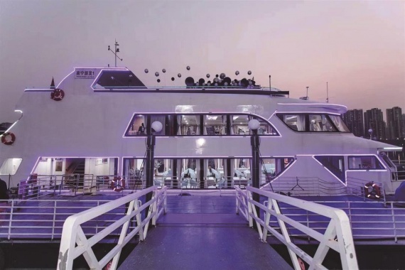 康辉旅游网【融创酒景】双人娱雪套餐（广州融创堇山高级城景房+不含早+双人娱雪2小时）