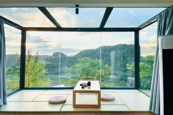 康辉旅游网广州往返新丰岭南红叶世界纯玩2天 ，入住网红星空玻璃房