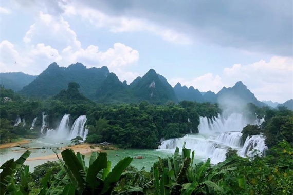 康辉旅游网<经典>广州往返边关画廊德天大瀑布、越南板约瀑布、通灵大峡谷动车5天