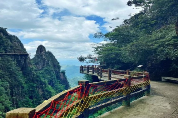 康辉旅游网<豪叹郴州>广州往返郴州莽山五指峰，东江湖白廊小镇，连住2晚郴州希尔顿汽车3天游