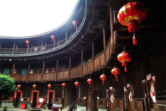 康辉旅游网<经典春节春沐温泉 樱你而美>福建广州往返永定土楼、泉州西街、永福樱花双动4天